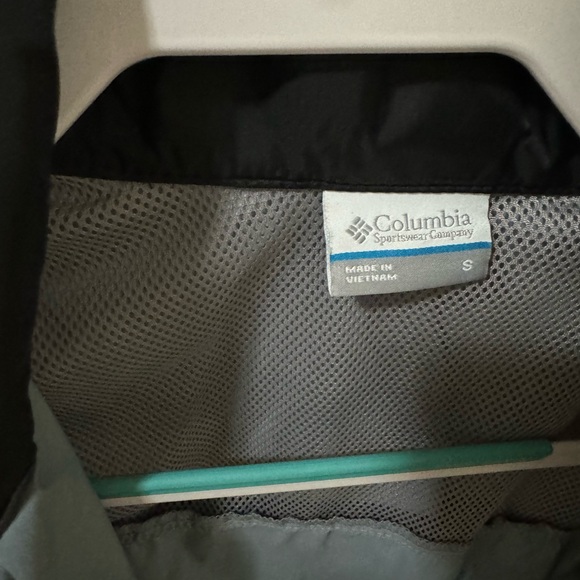 Women’s Columbia Lightweight Rain Jacket - Picture 5 of 5